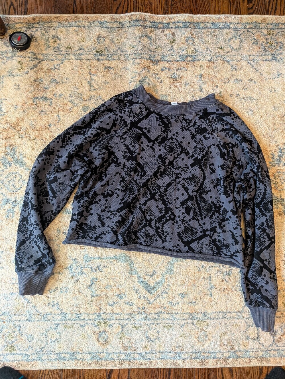 3/$13 JoyLab Gray & Black Snake-Print Cropped Sweatshirt